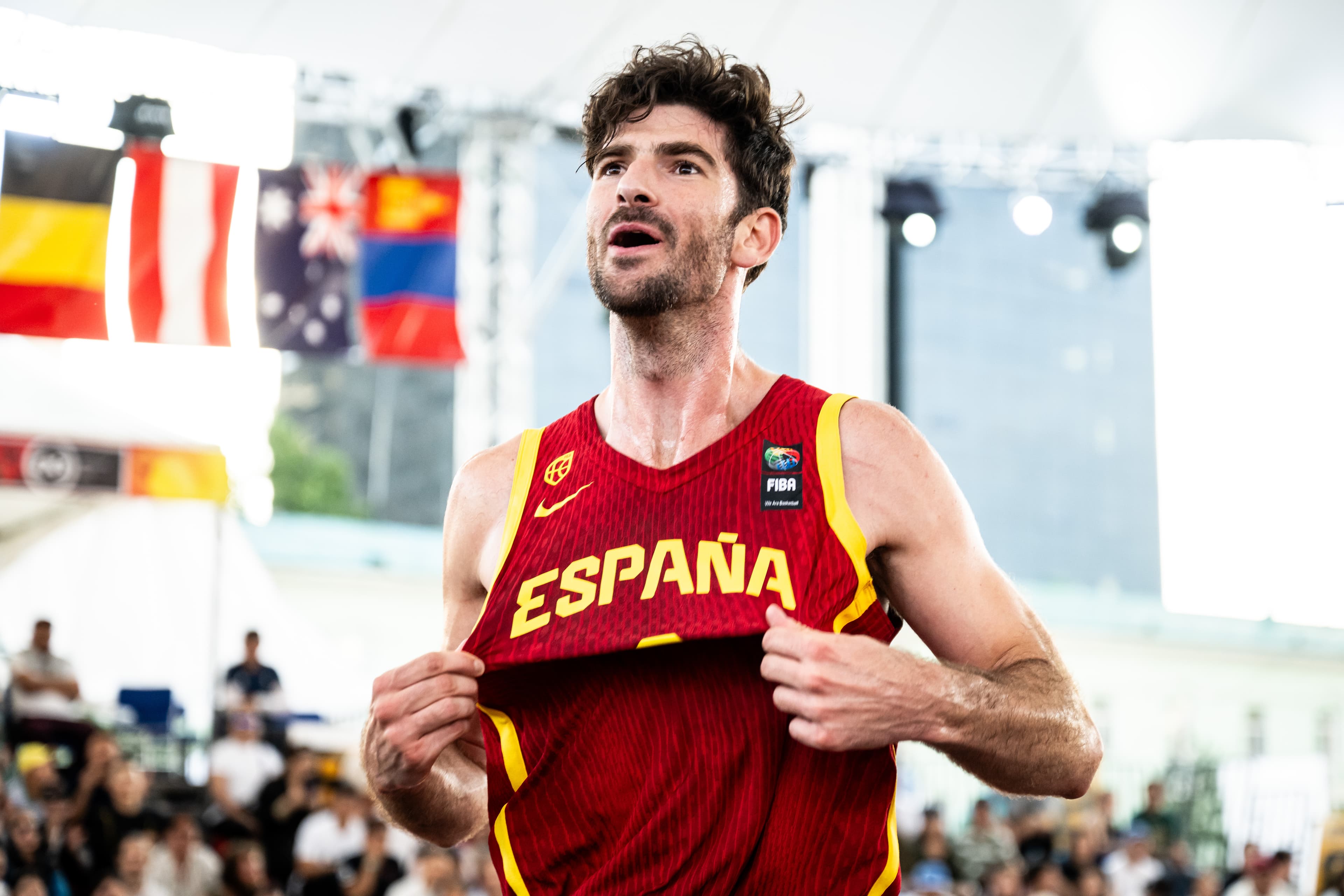 Carlos jugando baloncesto